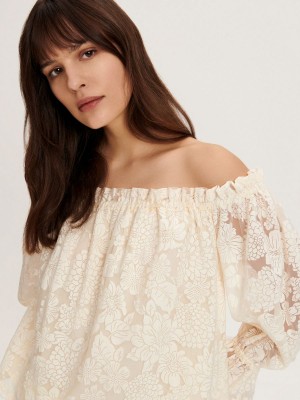Reserved Off shoulder blouse Ivory | HOWF36794