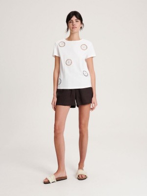 Reserved Regular fit T-shirt with appliqués Beyaz | ETHA91536